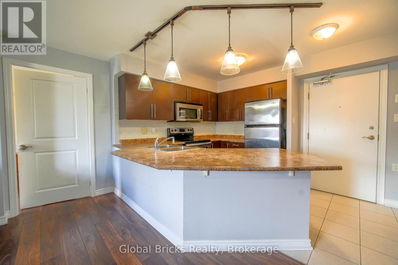 308 - 872 Sheppard Avenue W Property Photo 6