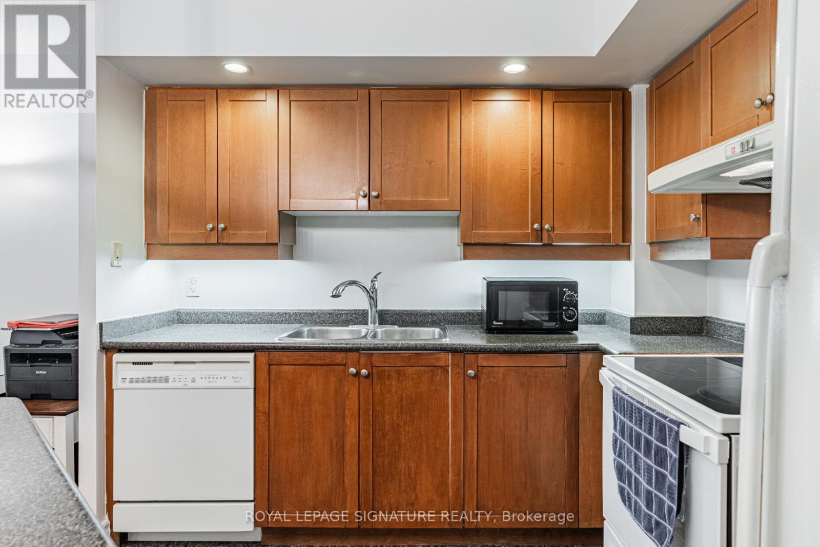 813 - 123 Eglinton Avenue E Property Photo 8
