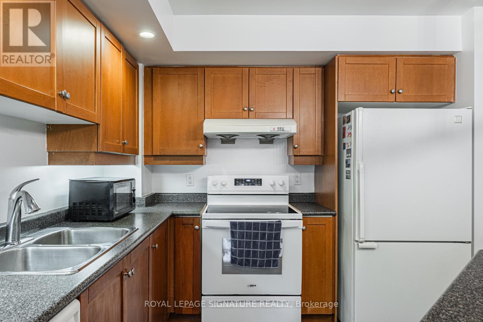 813 - 123 Eglinton Avenue E Property Photo 9