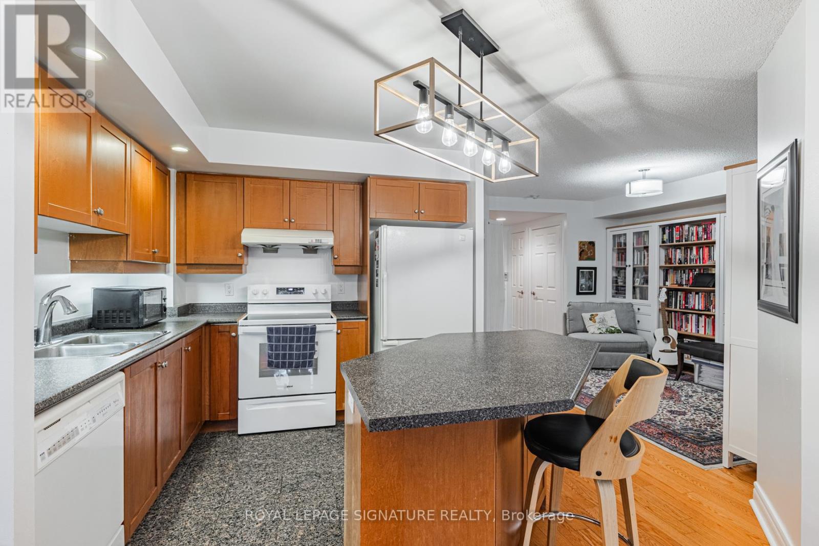 813 - 123 Eglinton Avenue E Property Photo 10