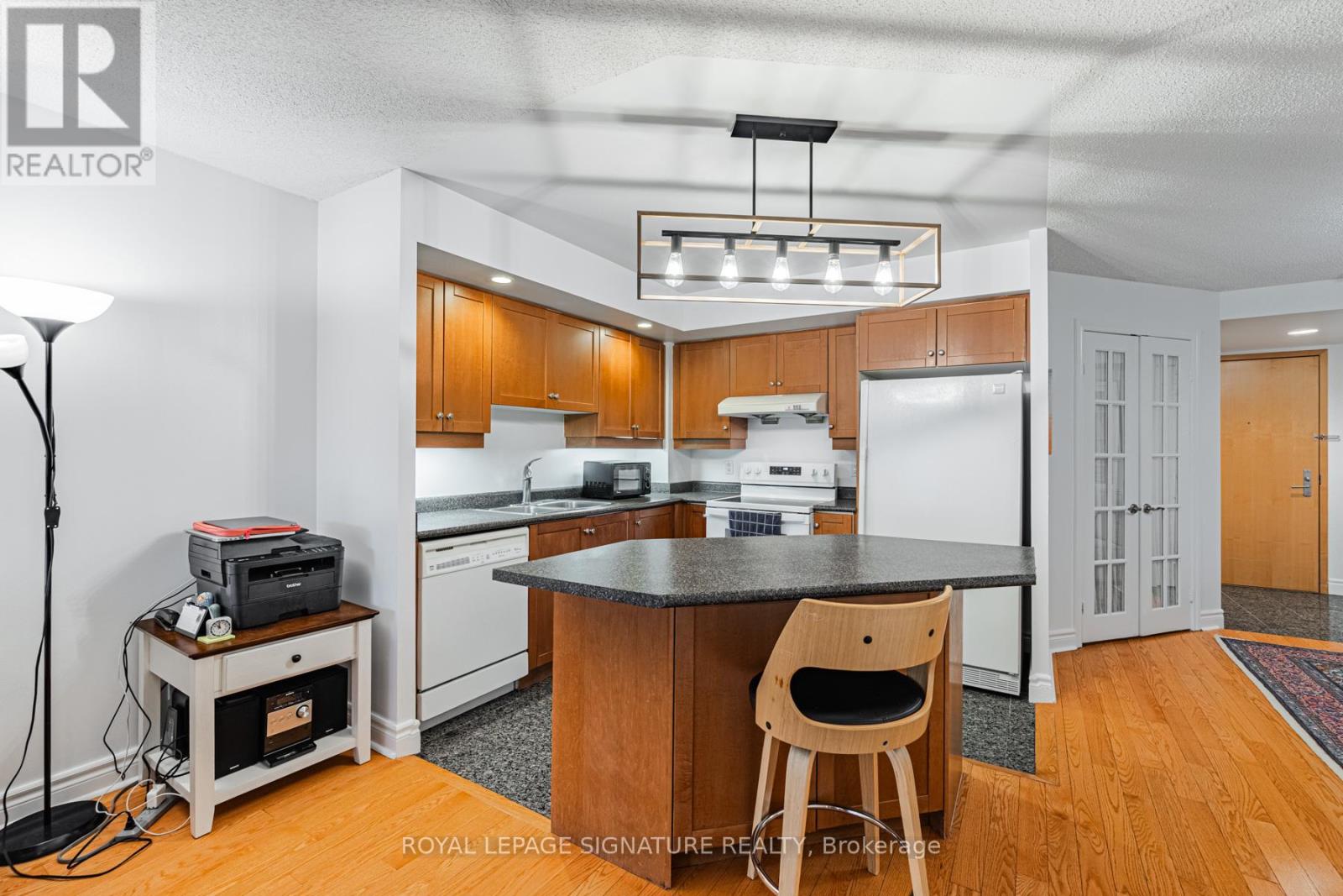 813 - 123 Eglinton Avenue E Property Photo 11