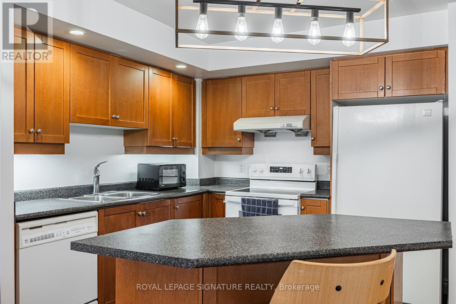 813 - 123 Eglinton Avenue E Property Photo 12