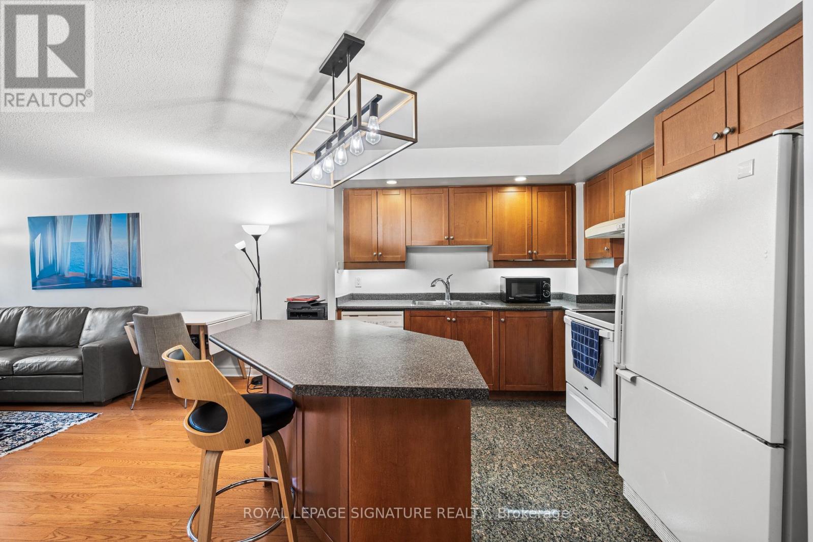 813 - 123 Eglinton Avenue E Property Photo 14