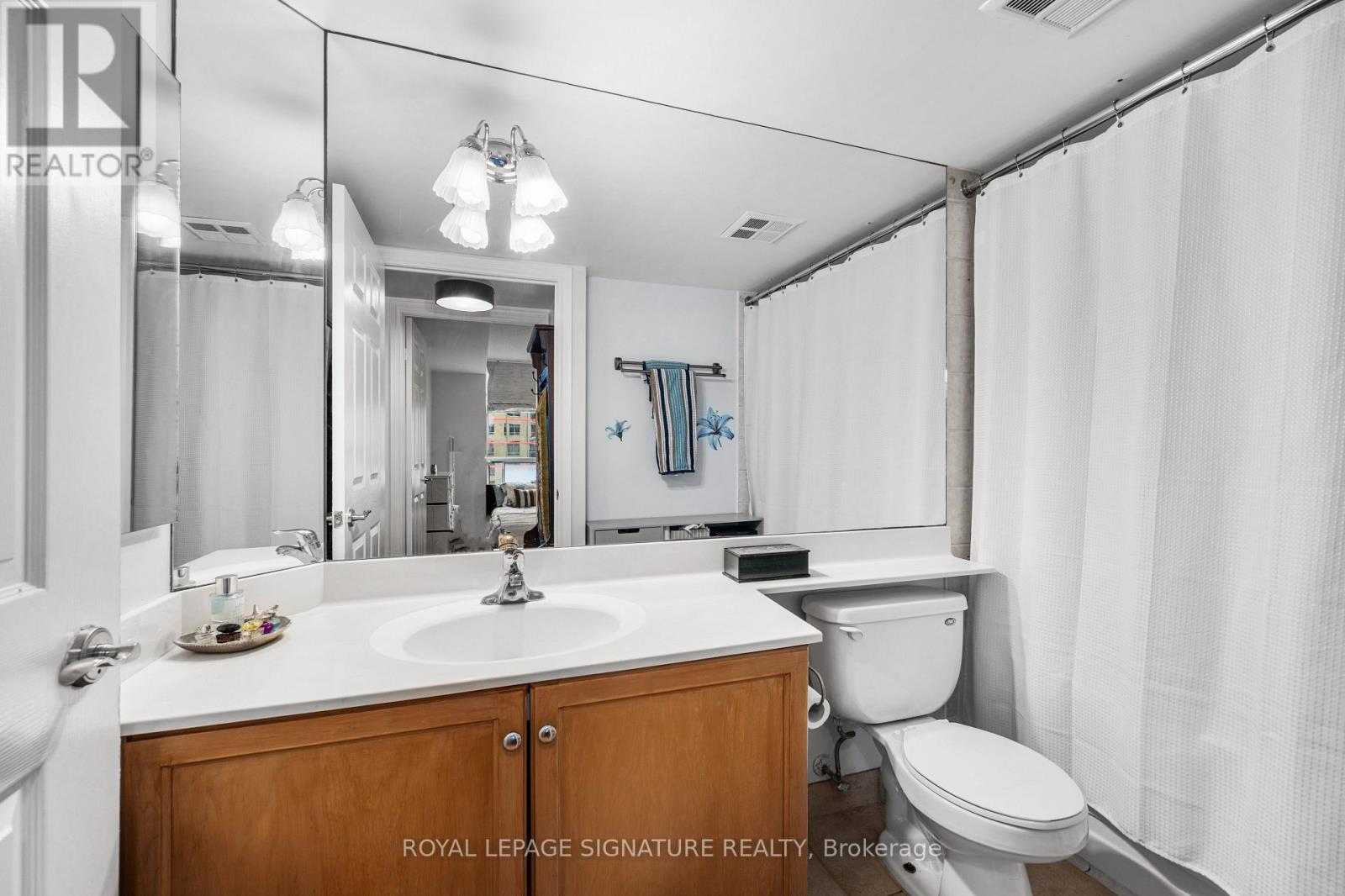 813 - 123 Eglinton Avenue E Property Photo 24