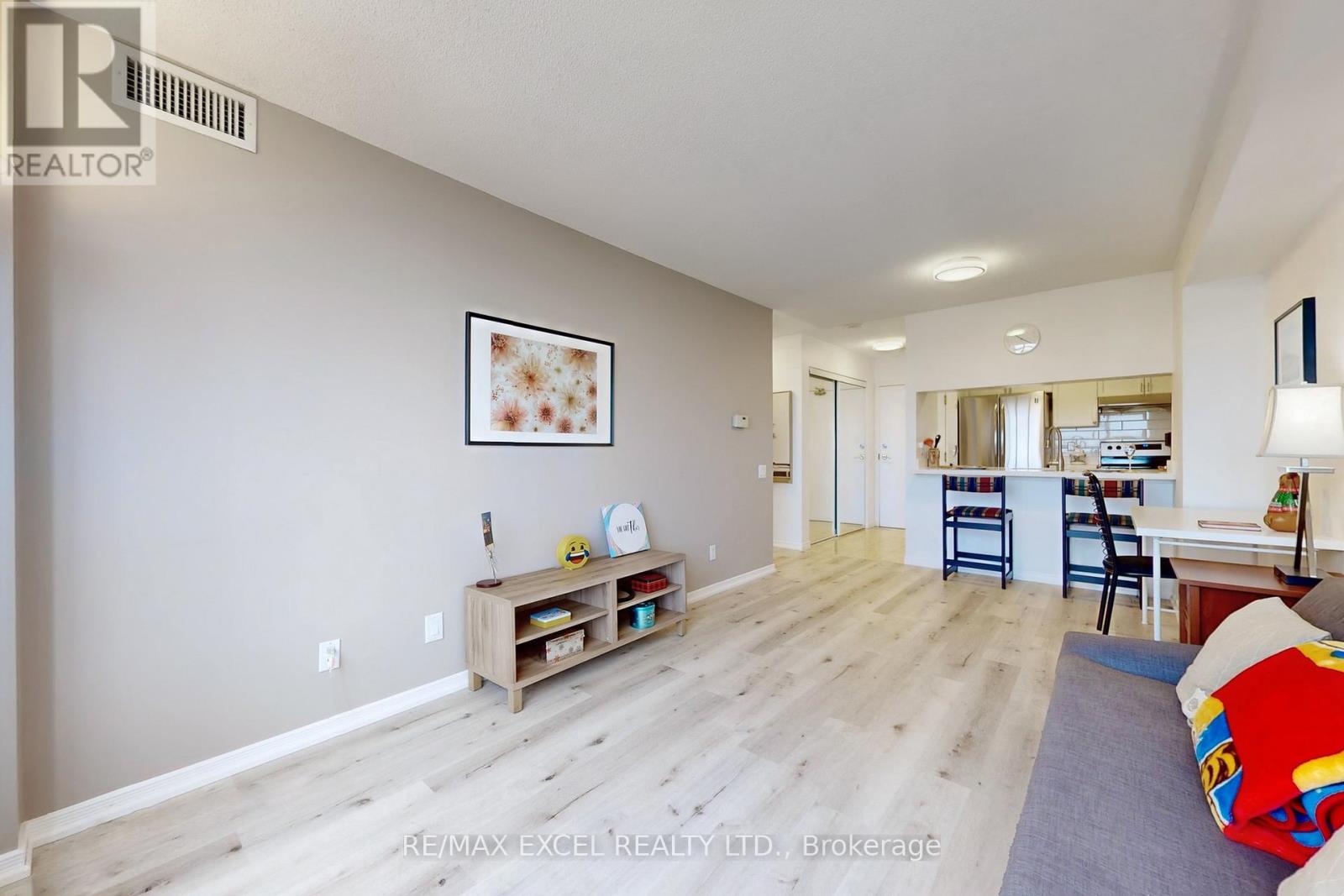 2302 - 8 Hillcrest Avenue Property Photo 21