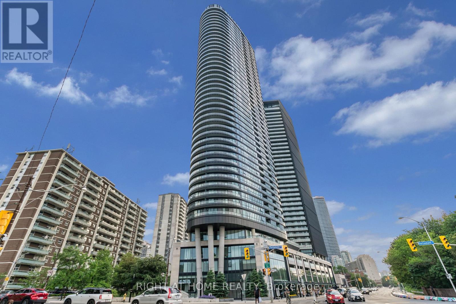 1922 - 585 BLOOR STREET E