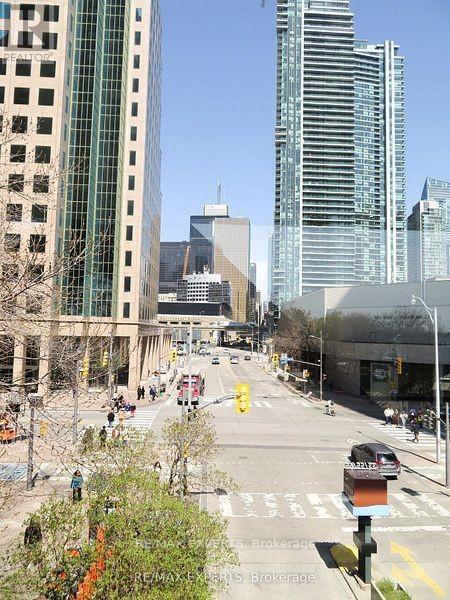 1013 - 33 Harbour Square Property Photo 2
