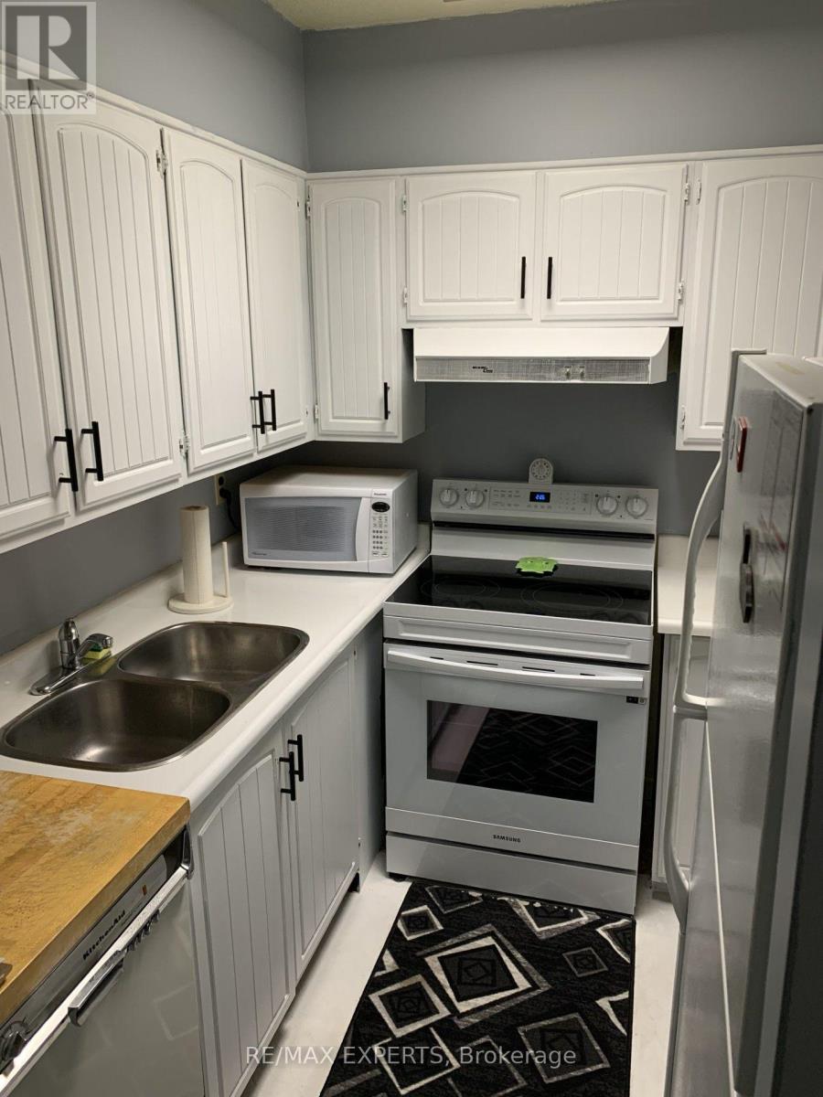 1013 - 33 Harbour Square Property Photo 7