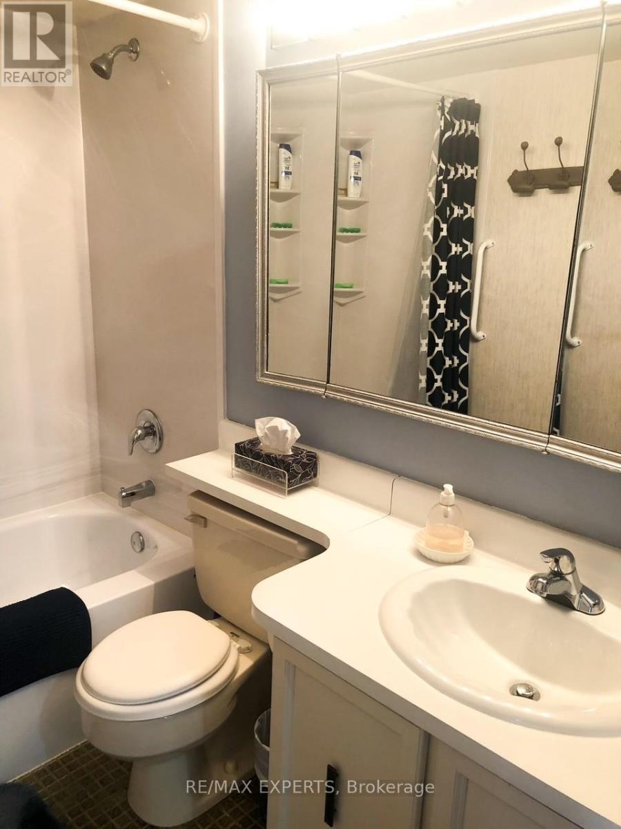 1013 - 33 Harbour Square Property Photo 8
