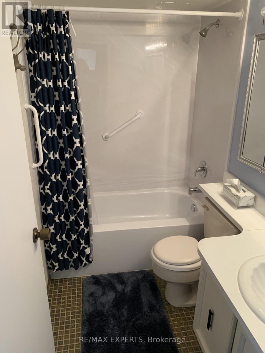 1013 - 33 Harbour Square Property Photo 10