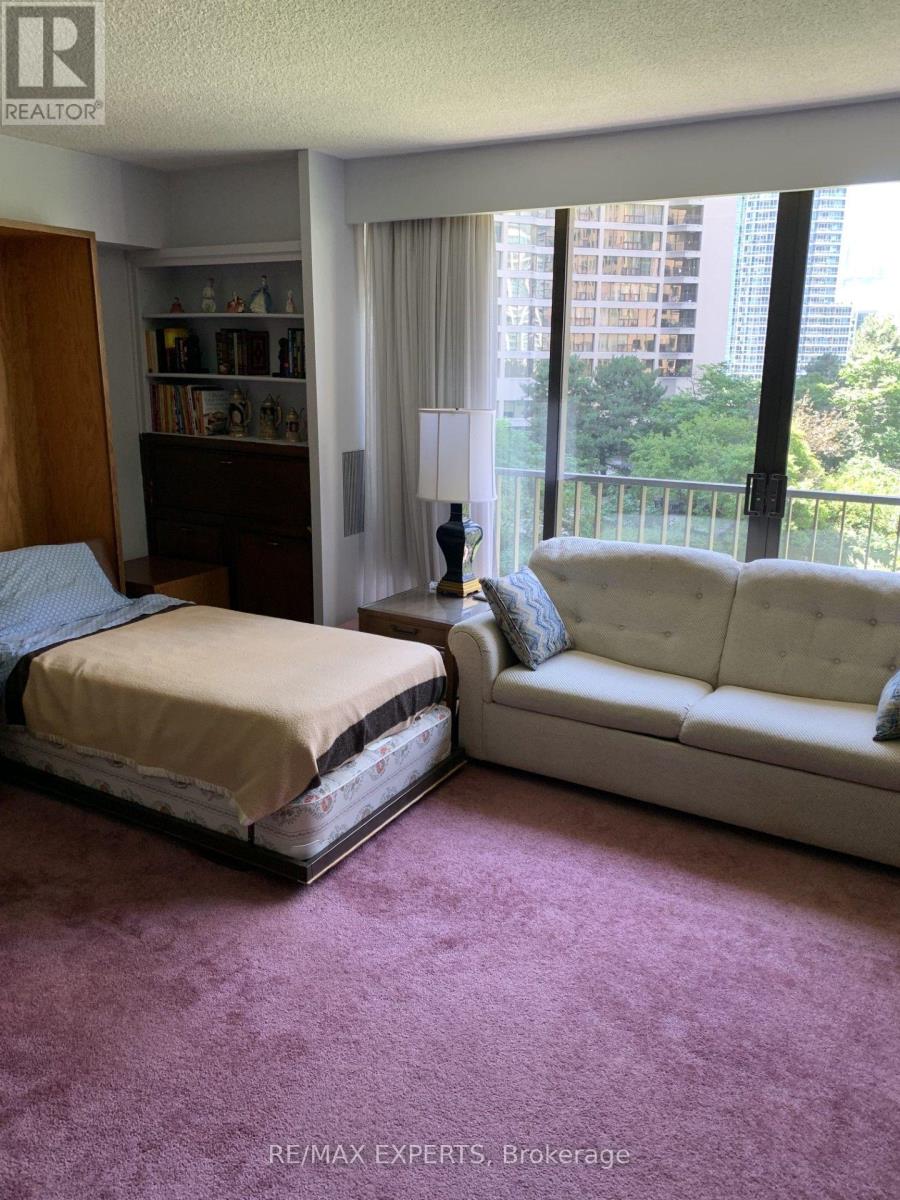 1013 - 33 Harbour Square Property Photo 18