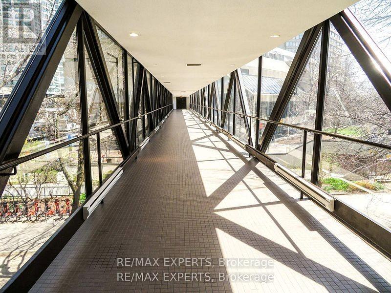 1013 - 33 Harbour Square Property Photo 25