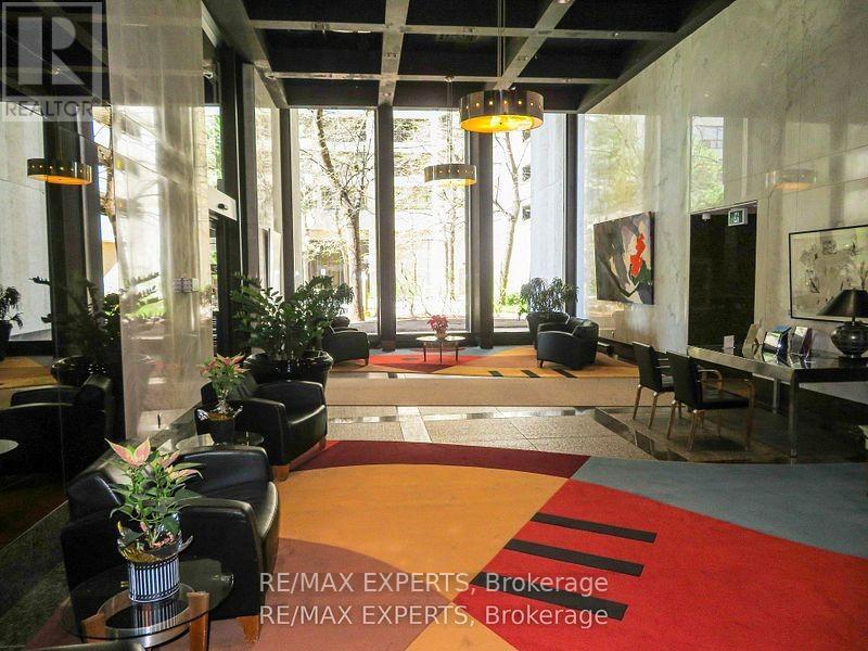 1013 - 33 Harbour Square Property Photo 27