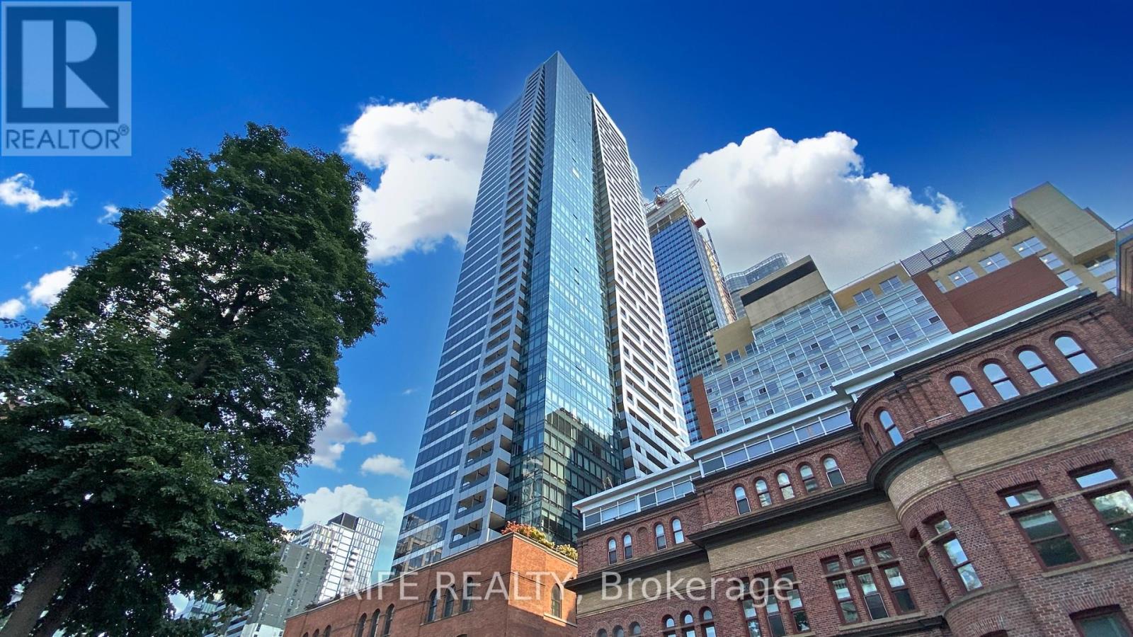 3905 - 5 St. Joseph Street Property Photo 1