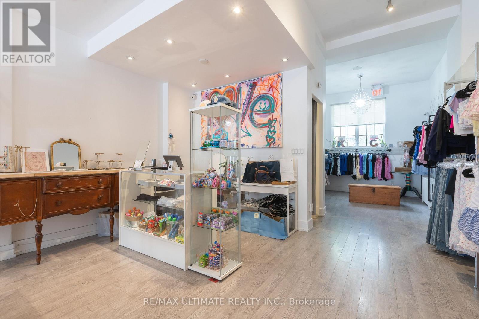 1693 Avenue Road Property Photo 8