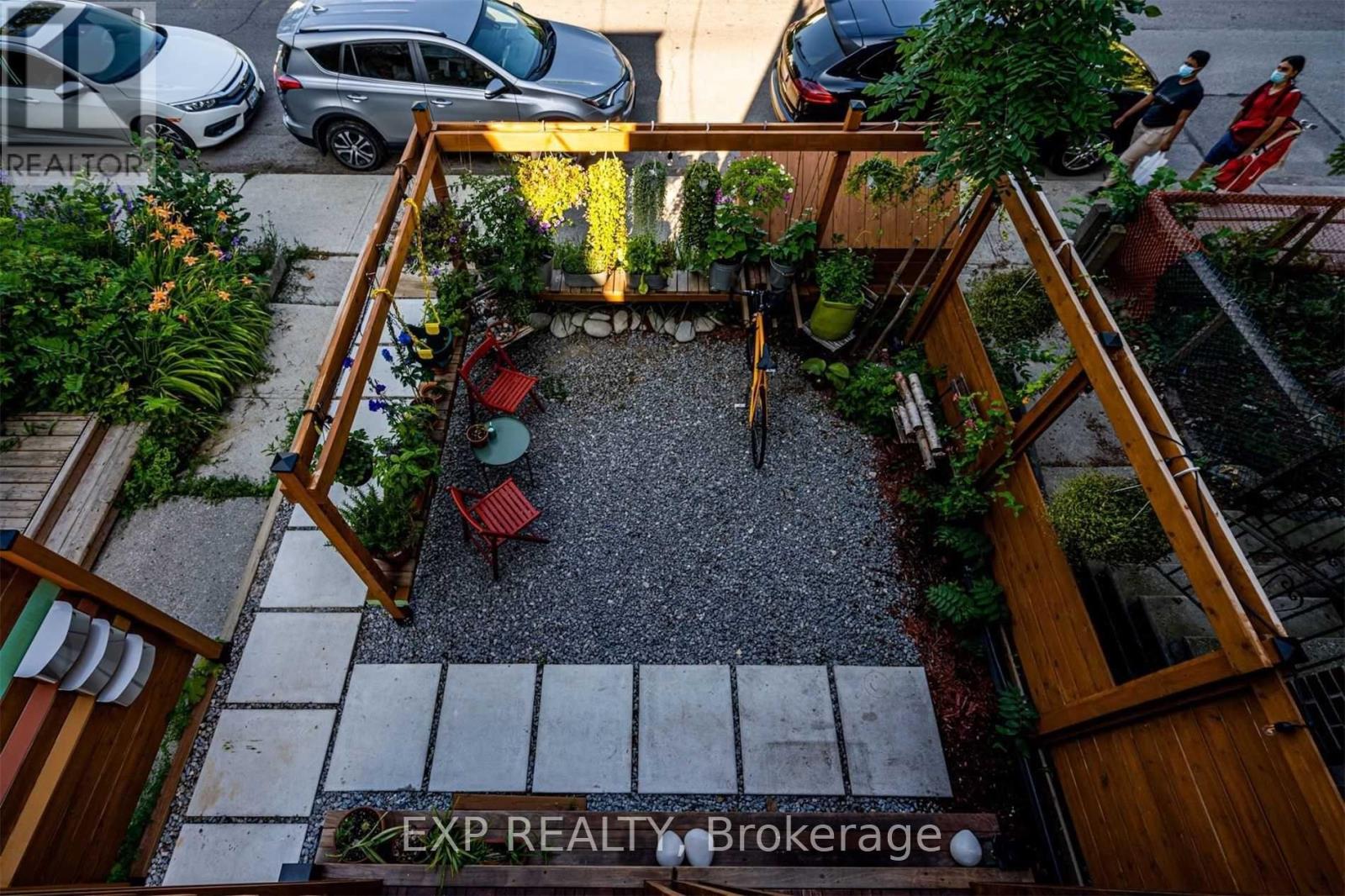 452 Montrose Avenue Property Photo 5