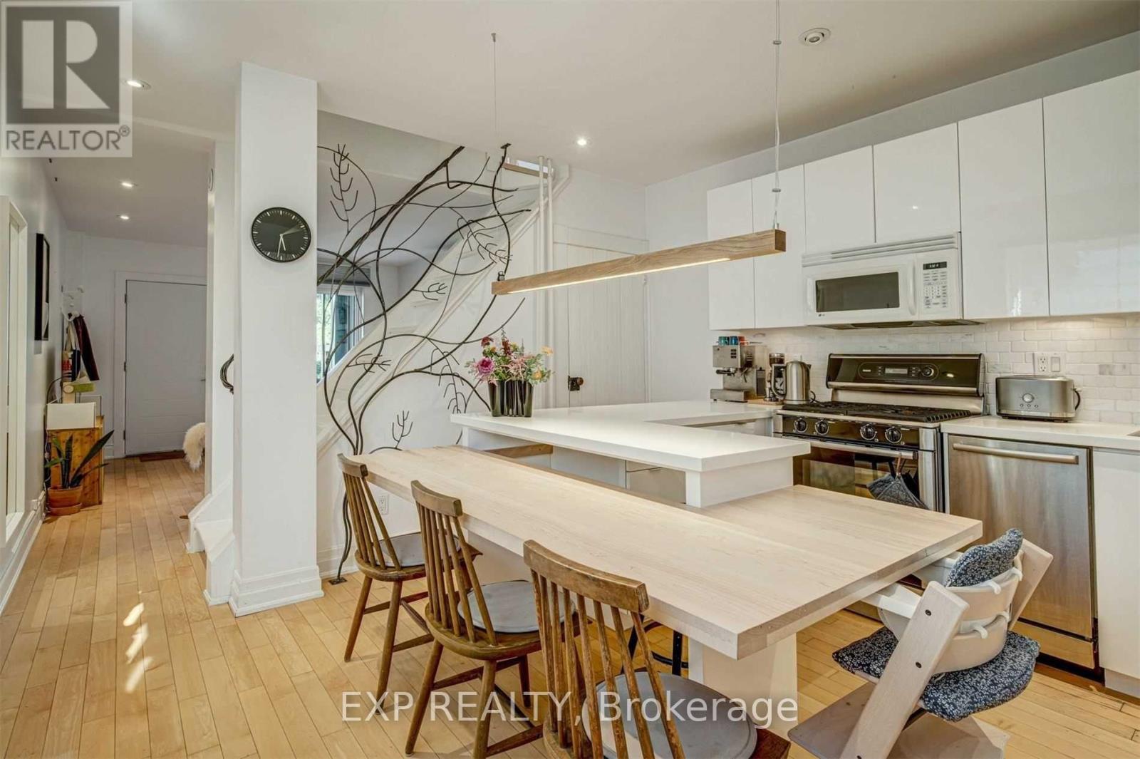 452 Montrose Avenue Property Photo 8