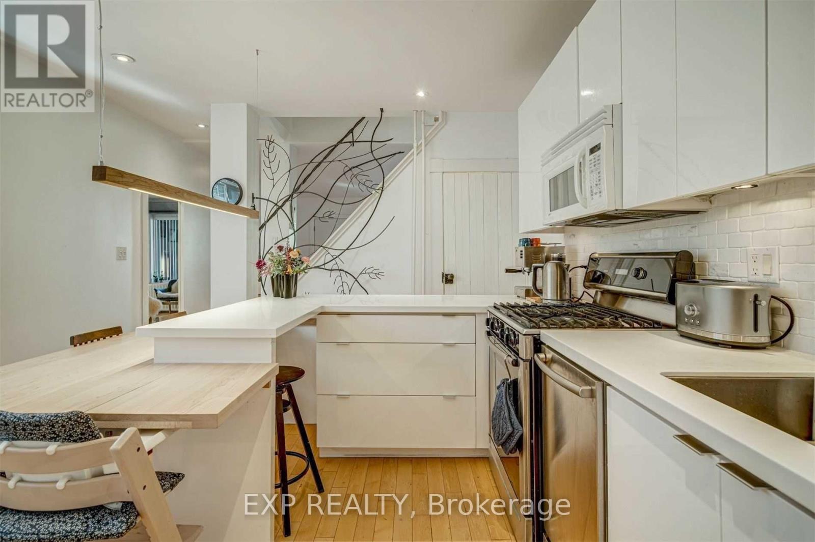 452 Montrose Avenue Property Photo 9