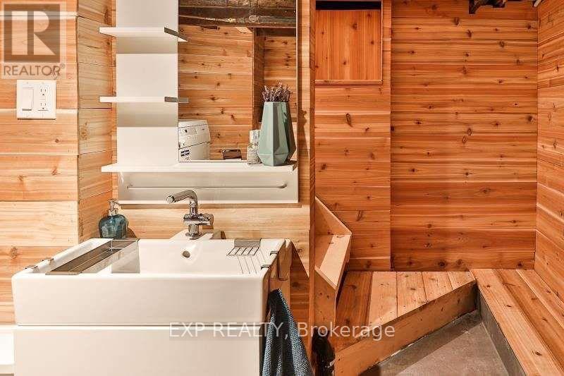 452 Montrose Avenue Property Photo 15