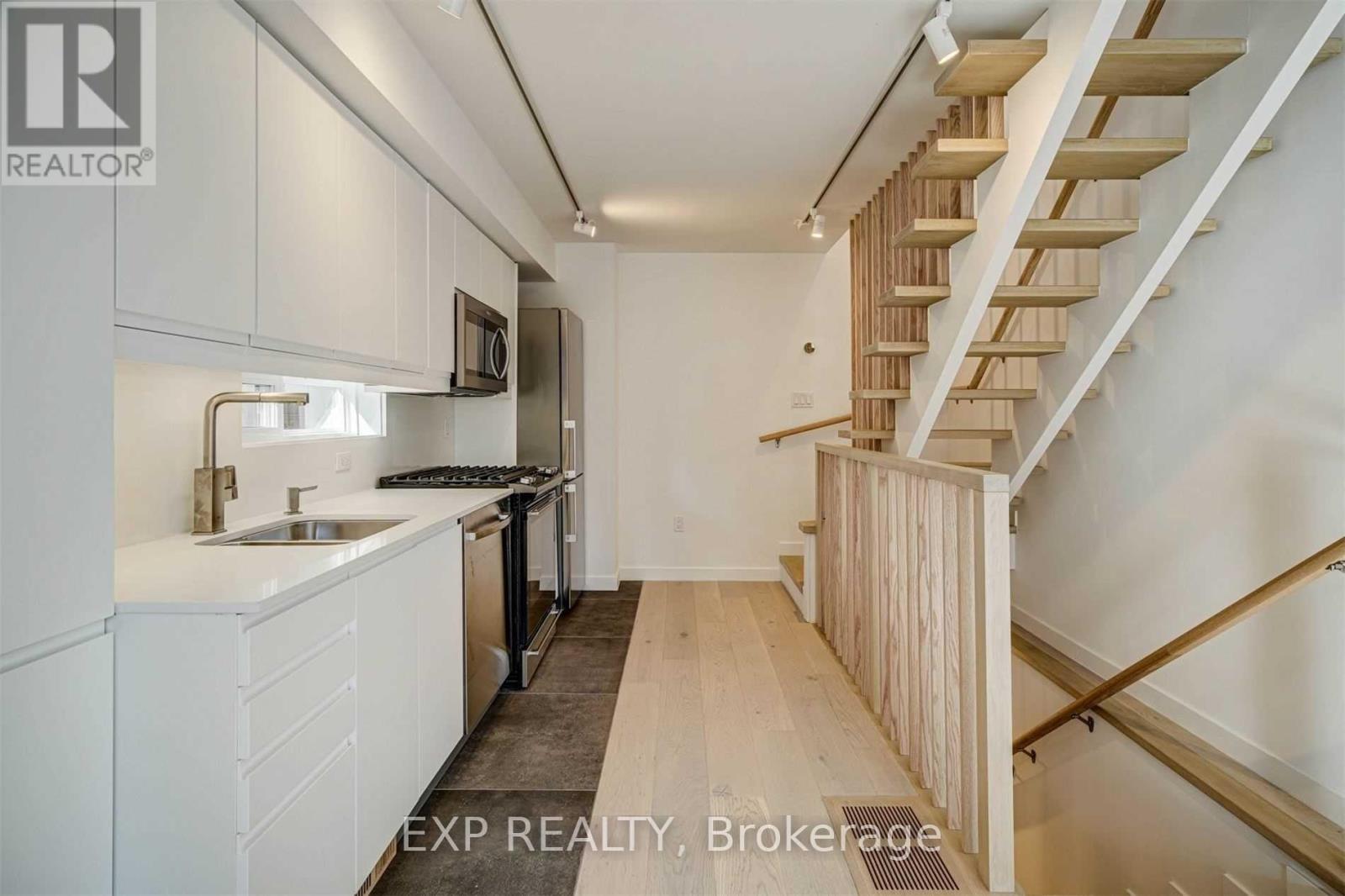 452 Montrose Avenue Property Photo 18