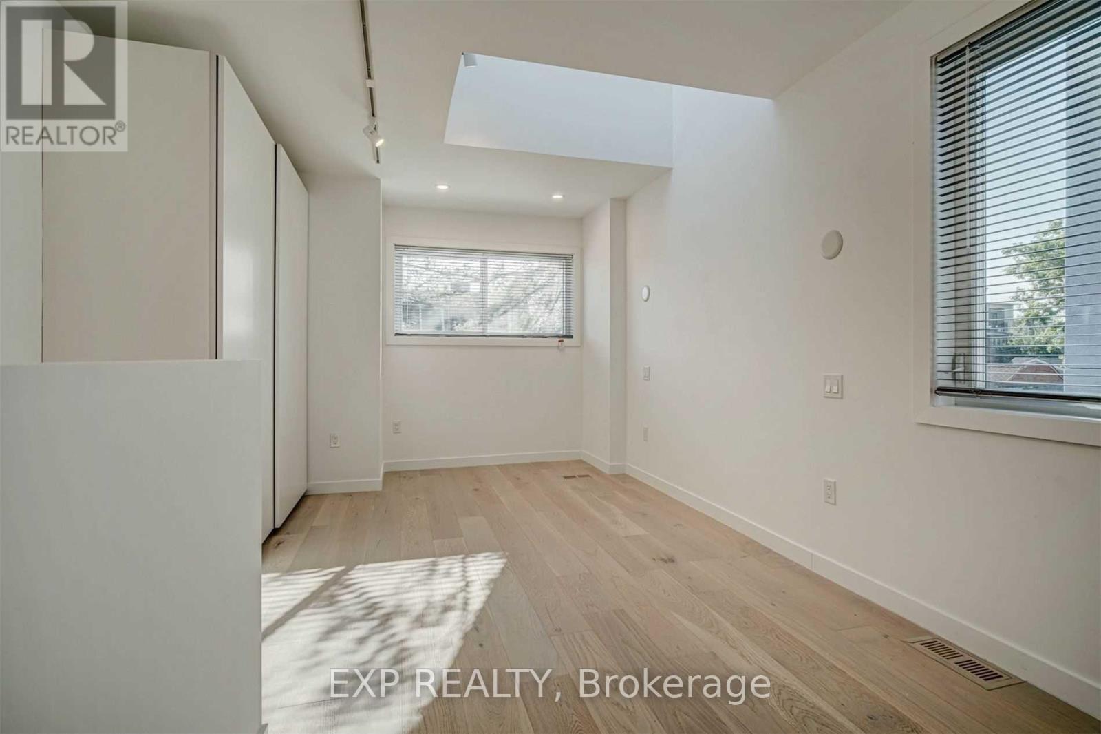 452 Montrose Avenue Property Photo 21