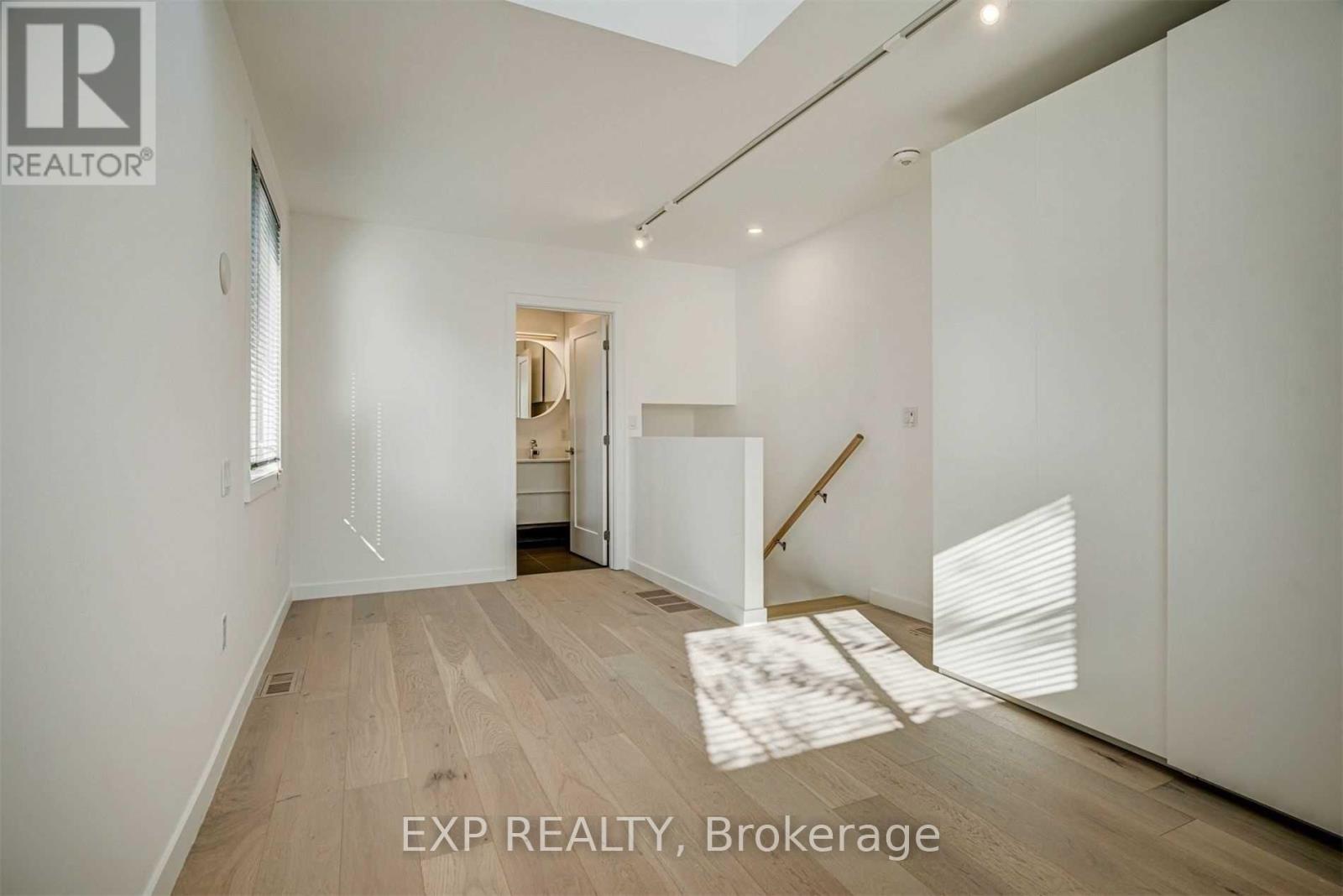 452 Montrose Avenue Property Photo 22