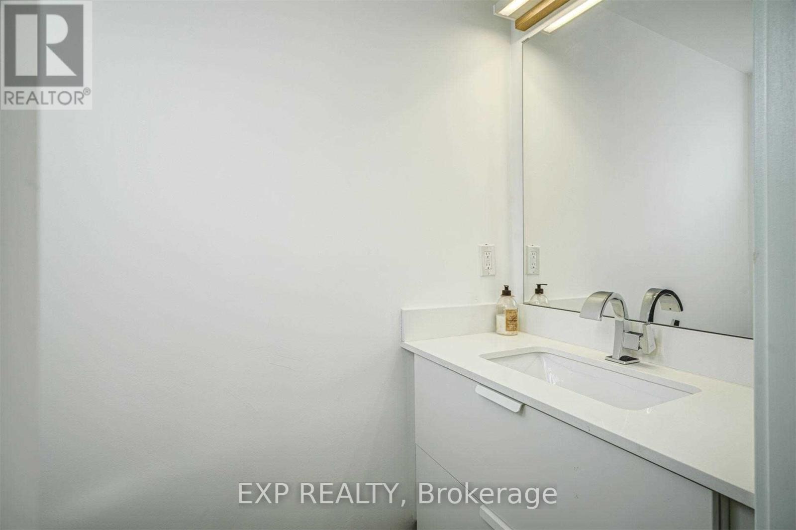 452 Montrose Avenue Property Photo 32