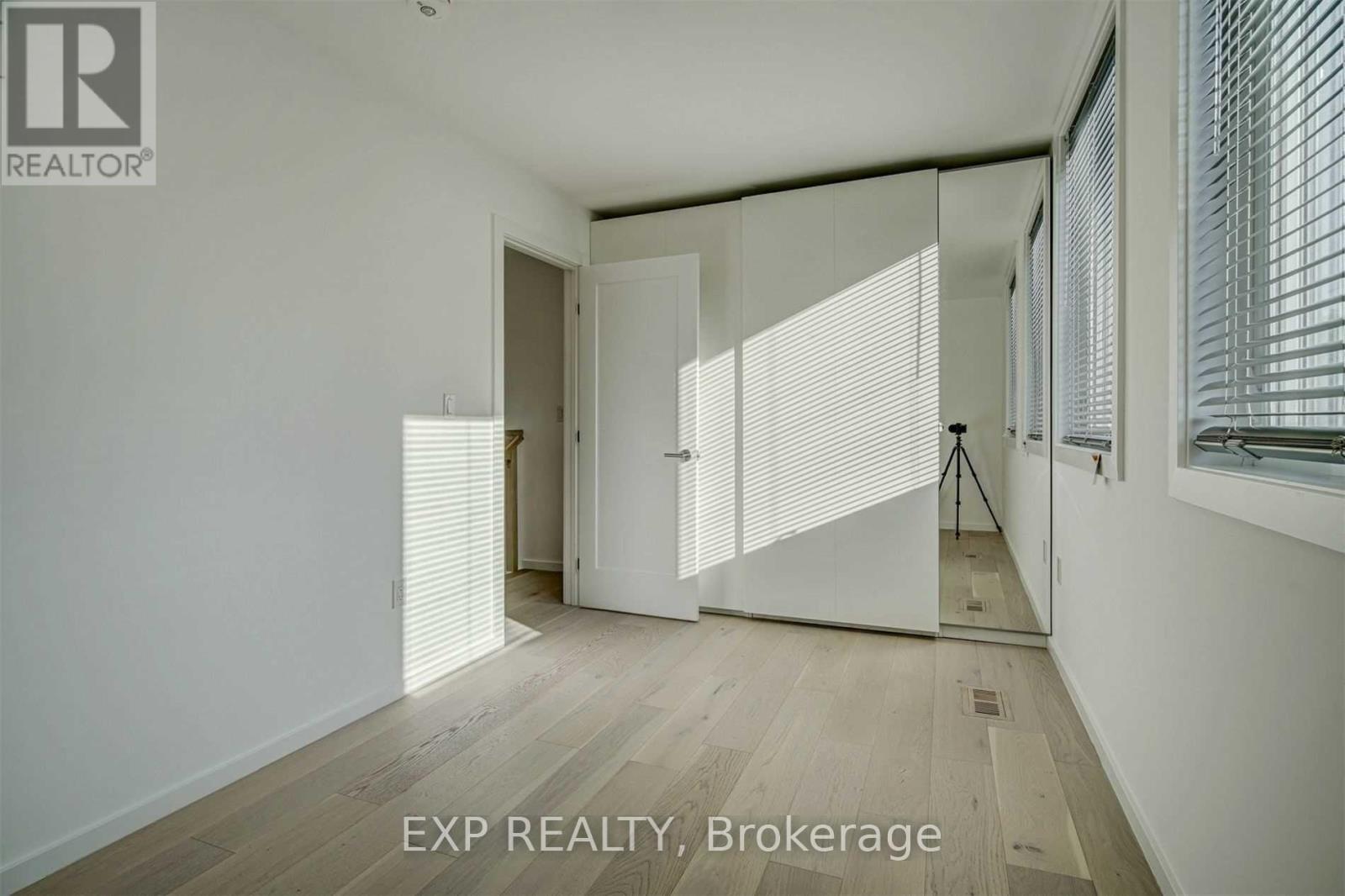 452 Montrose Avenue Property Photo 34