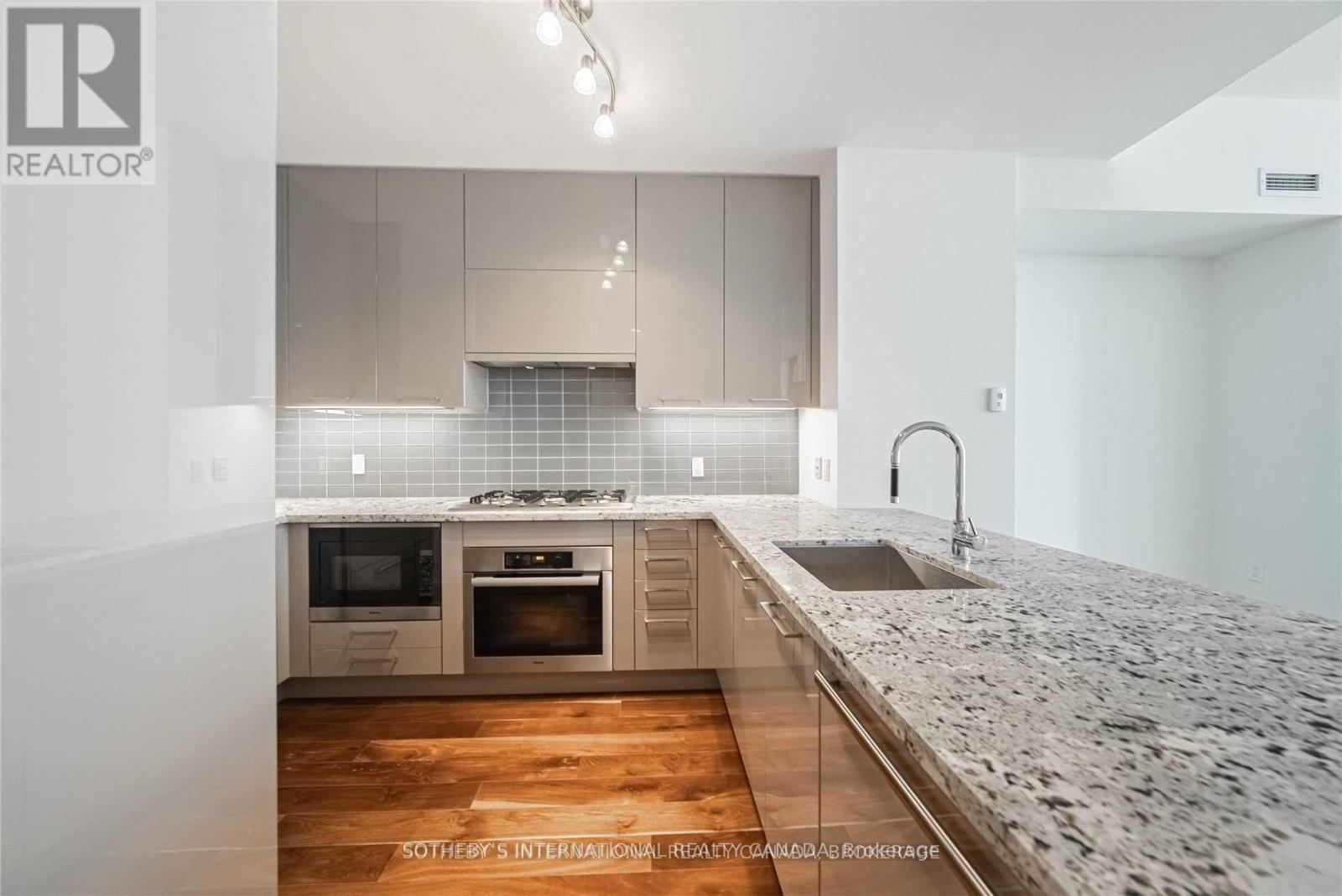 Th-113 - 29 Queens Quay E Property Photo 6