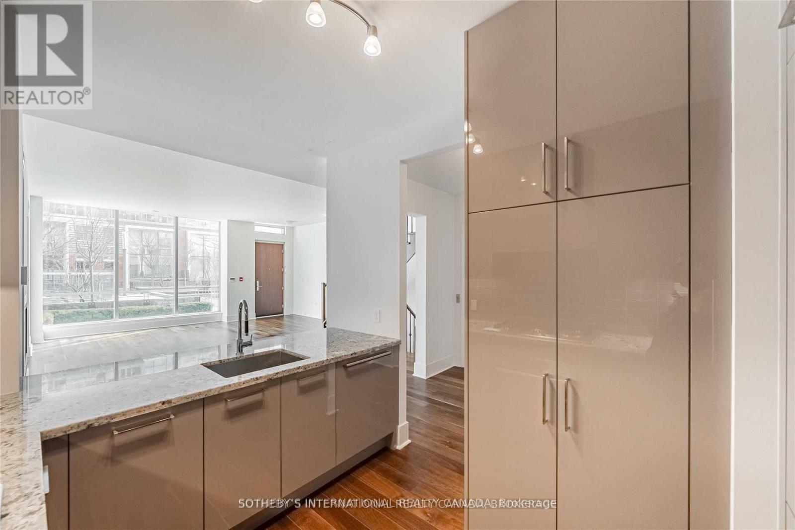 Th-113 - 29 Queens Quay E Property Photo 9
