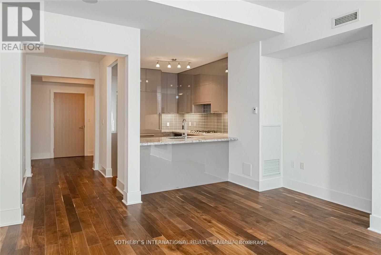 Th-113 - 29 Queens Quay E Property Photo 12