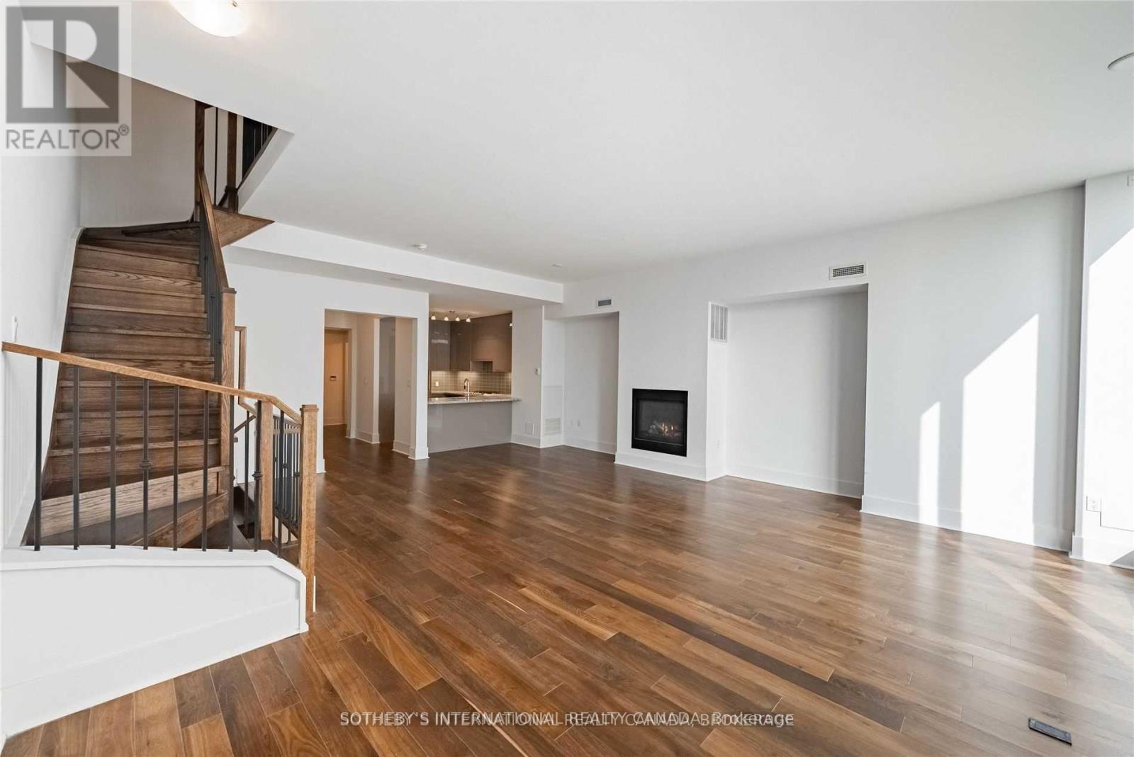 Th-113 - 29 Queens Quay E Property Photo 17