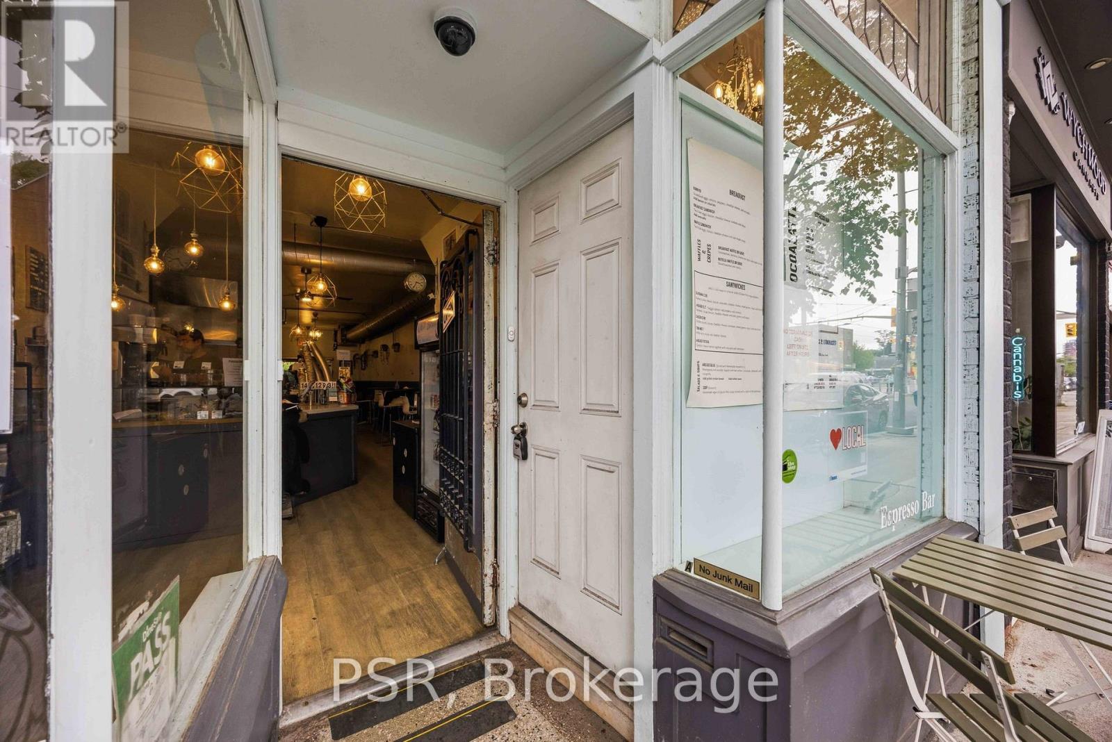 671 St. Clair Avenue W Property Photo 4
