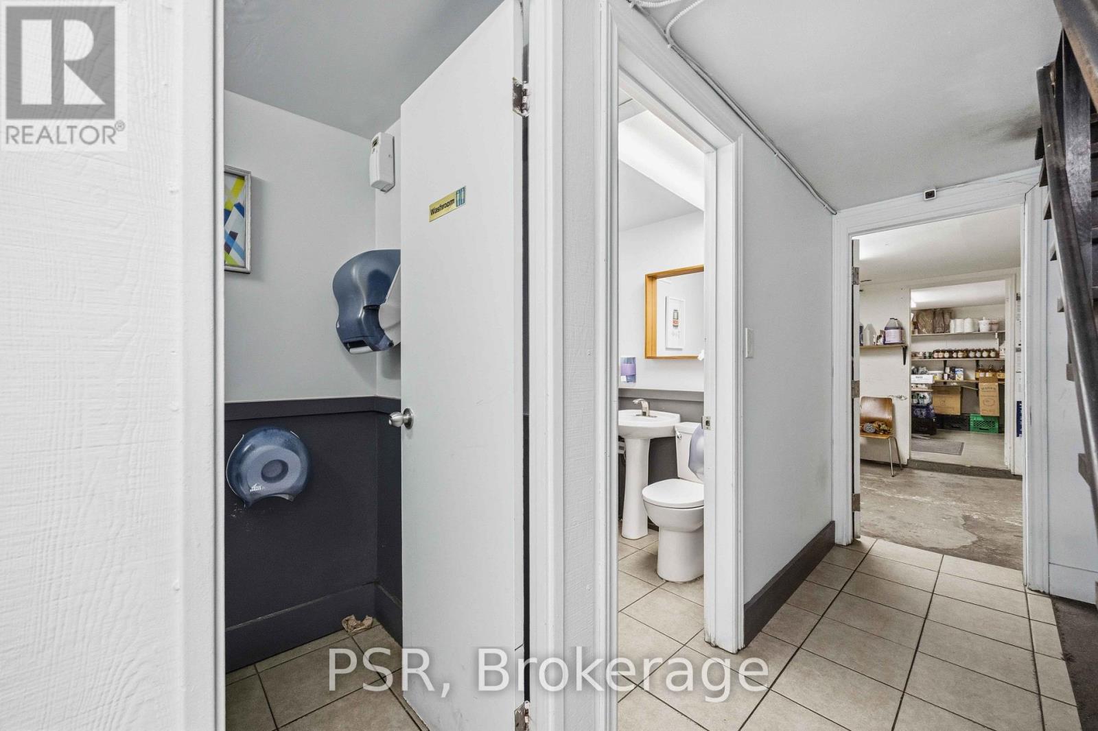 671 St. Clair Avenue W Property Photo 9