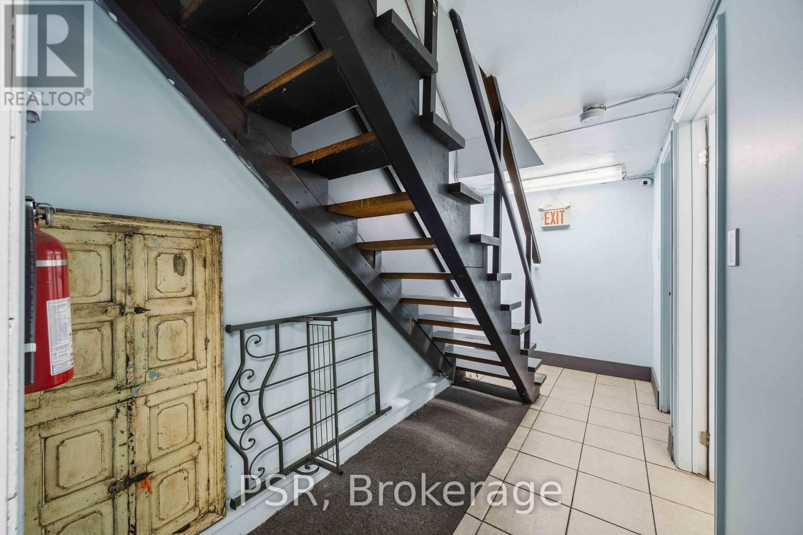 671 St. Clair Avenue W Property Photo 10