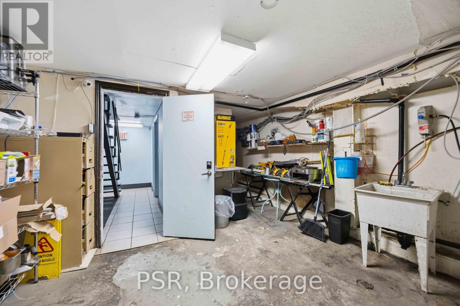 671 St. Clair Avenue W Property Photo 12