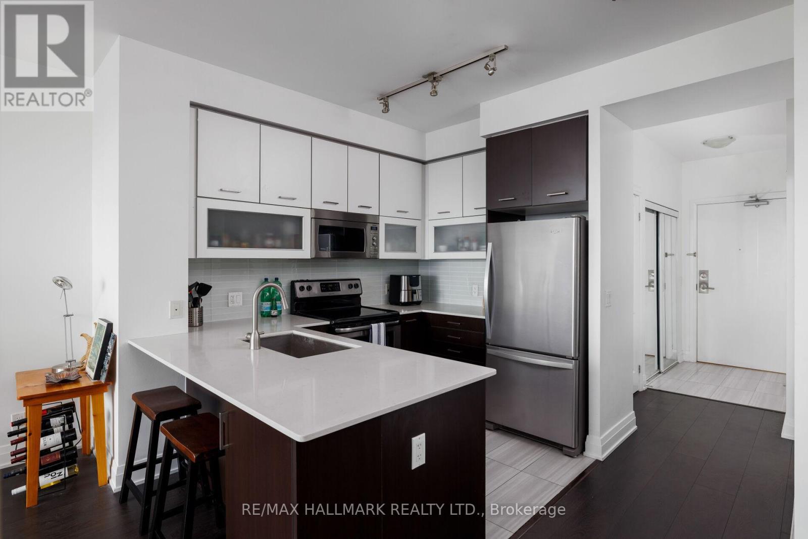 1401 - 530 St Clair Avenue W Property Photo 6
