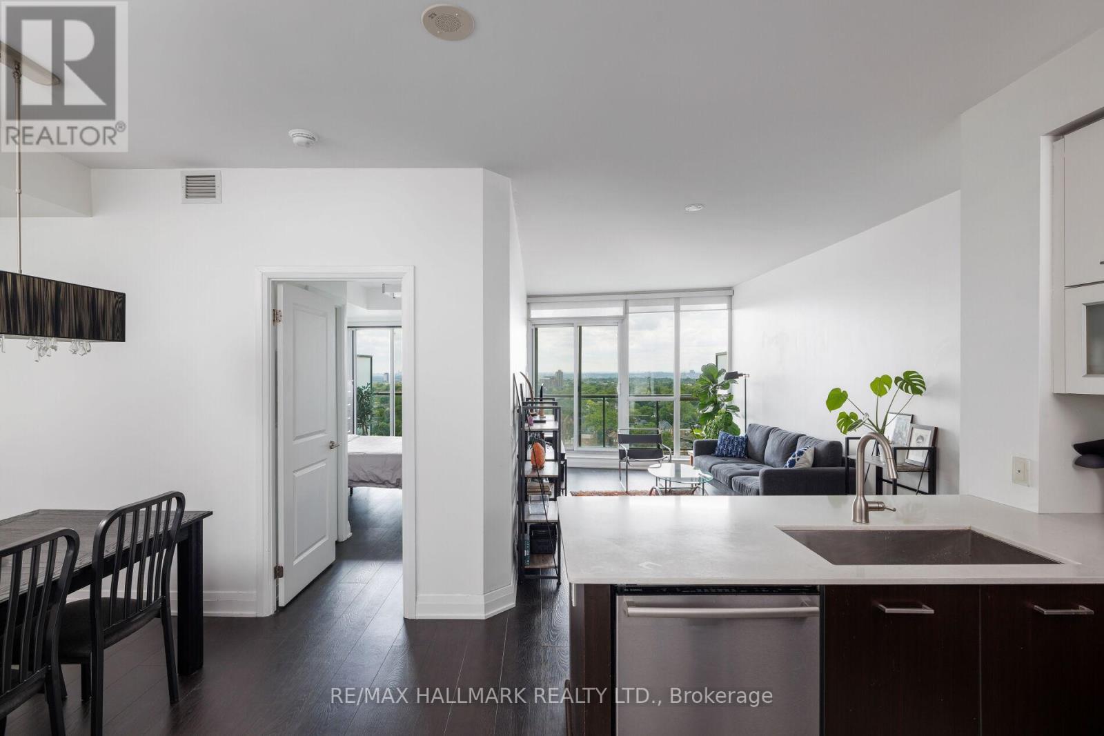 1401 - 530 St Clair Avenue W Property Photo 11