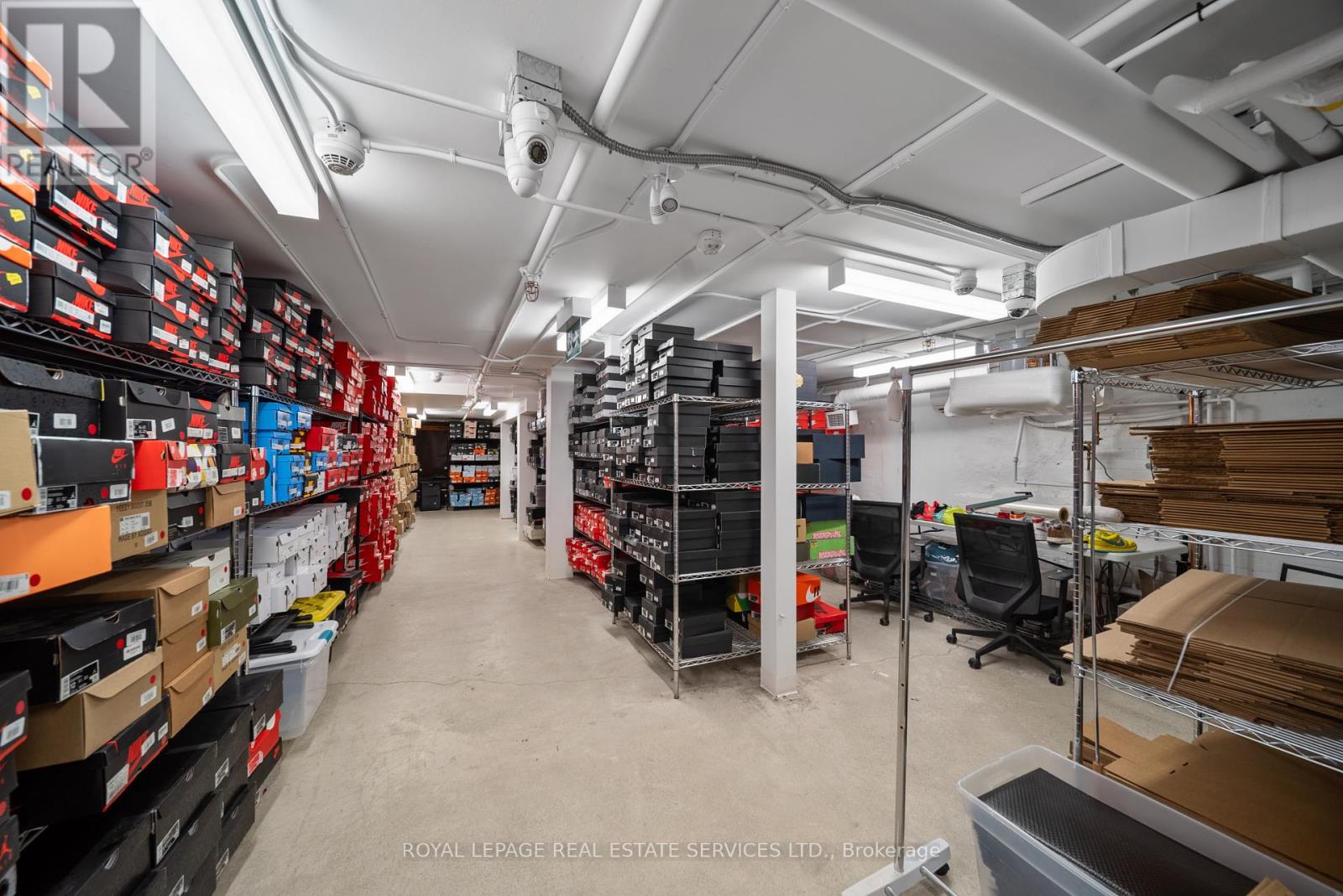 273 Queen Street W Property Photo 17