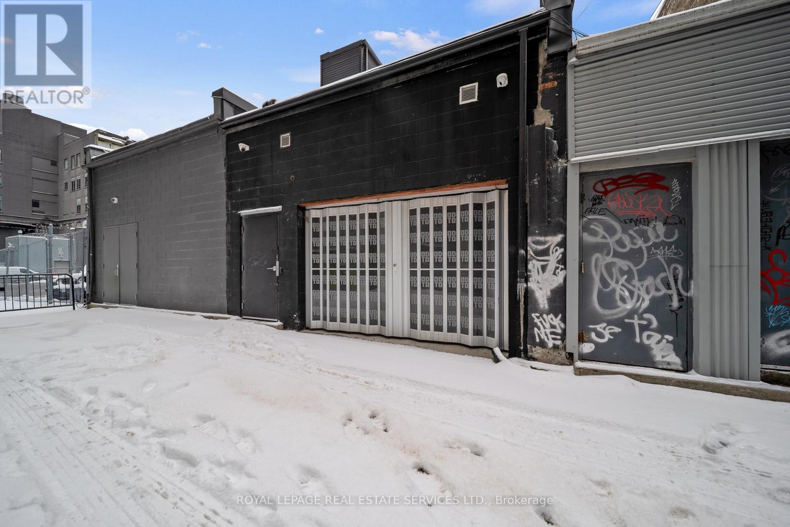 273 Queen Street W Property Photo 20