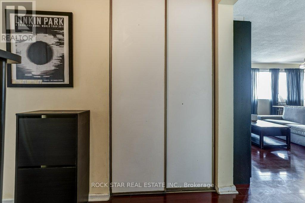 1711 - 10 Sunny Glenway Property Photo 6