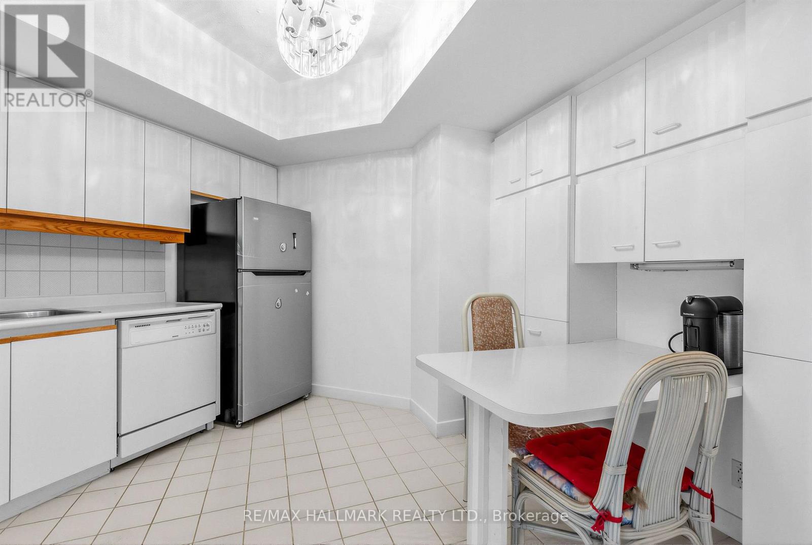 102 - 3 Duplex Avenue Property Photo 14
