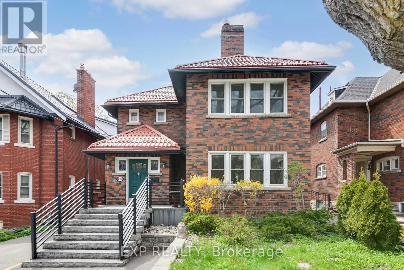 896 AVENUE ROAD