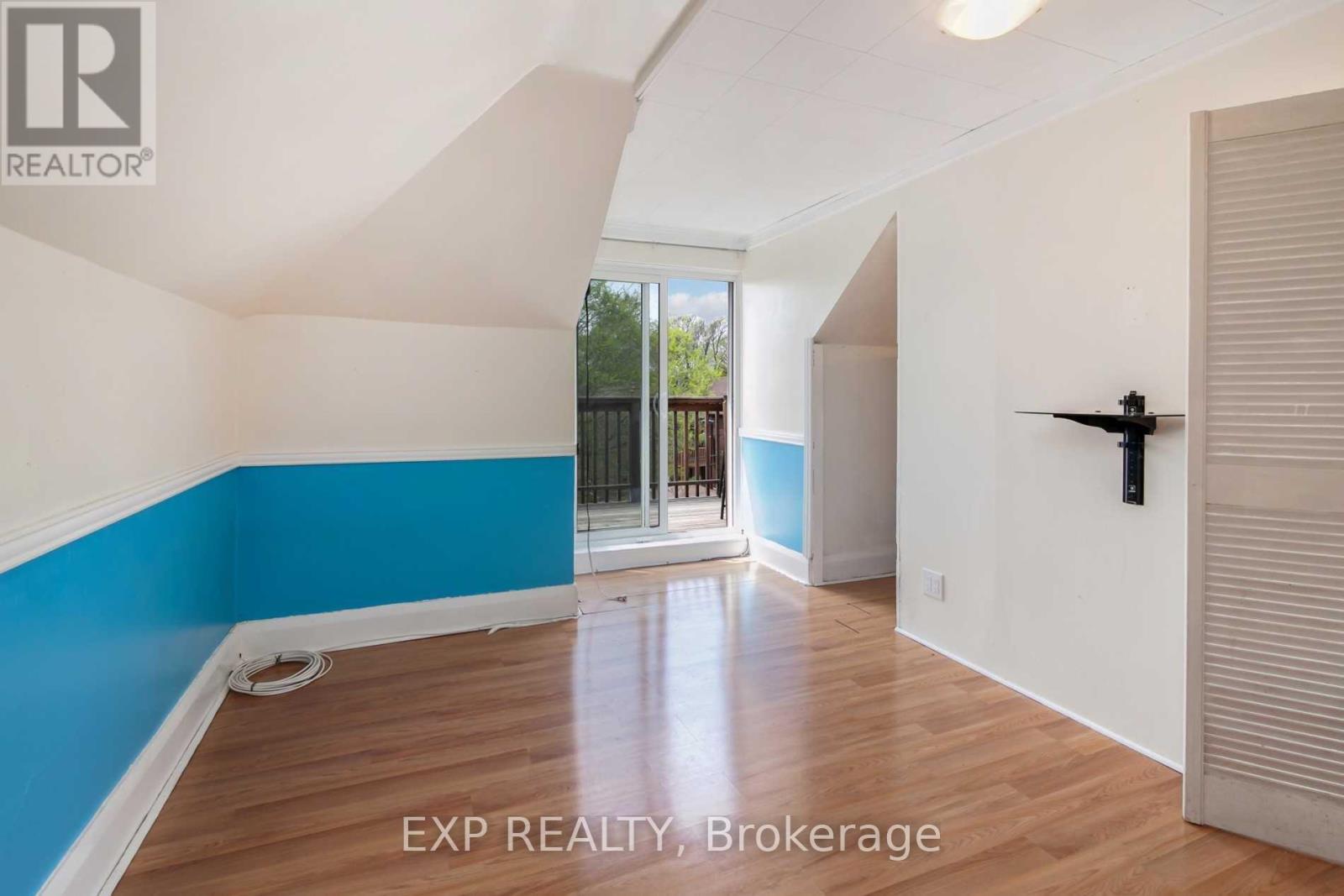 896 Avenue Road Property Photo 6