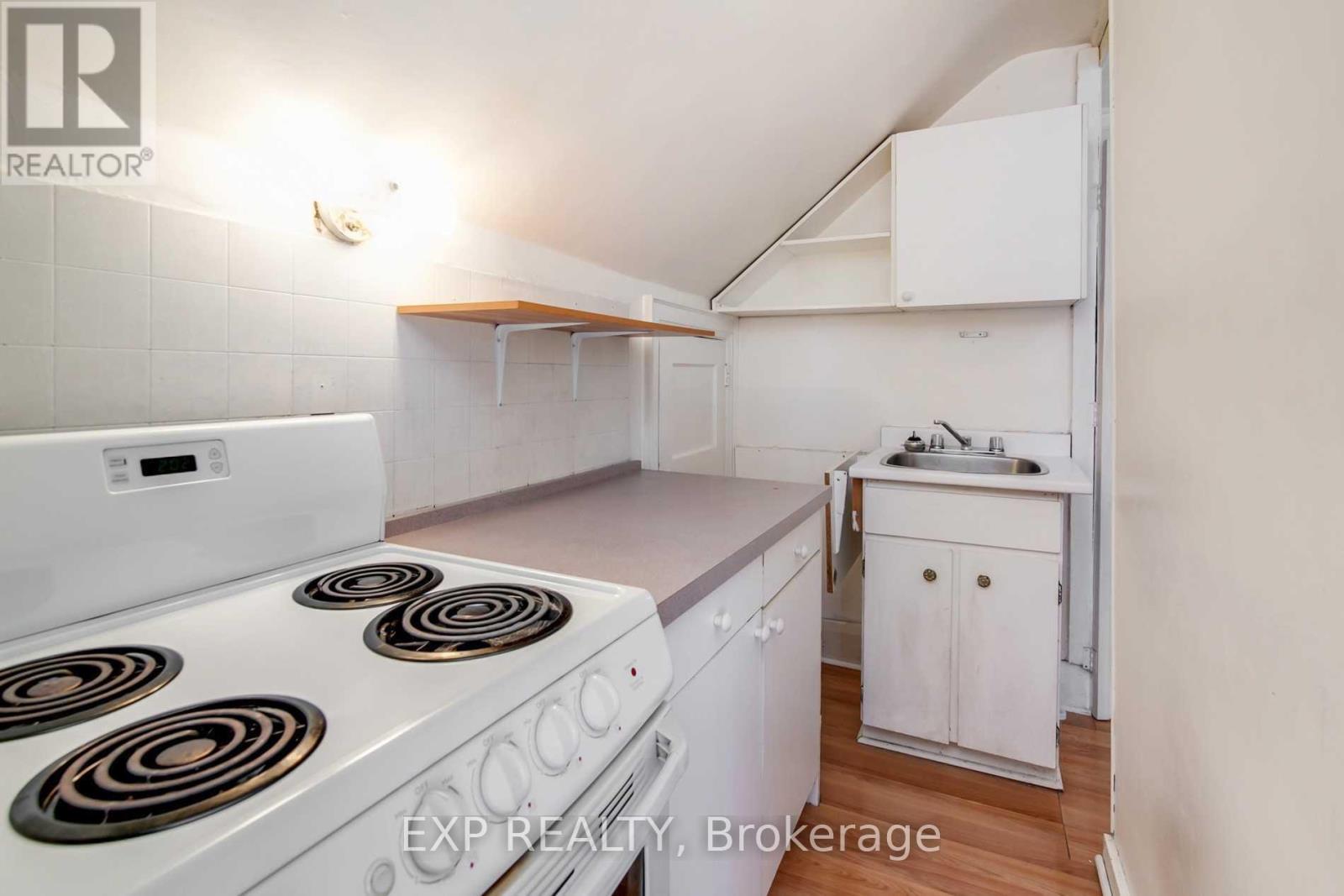 896 Avenue Road Property Photo 10
