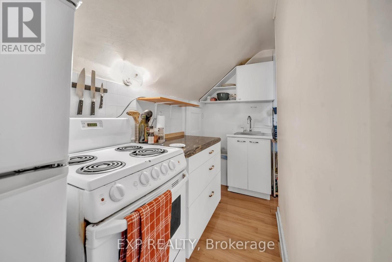 896 Avenue Road Property Photo 11