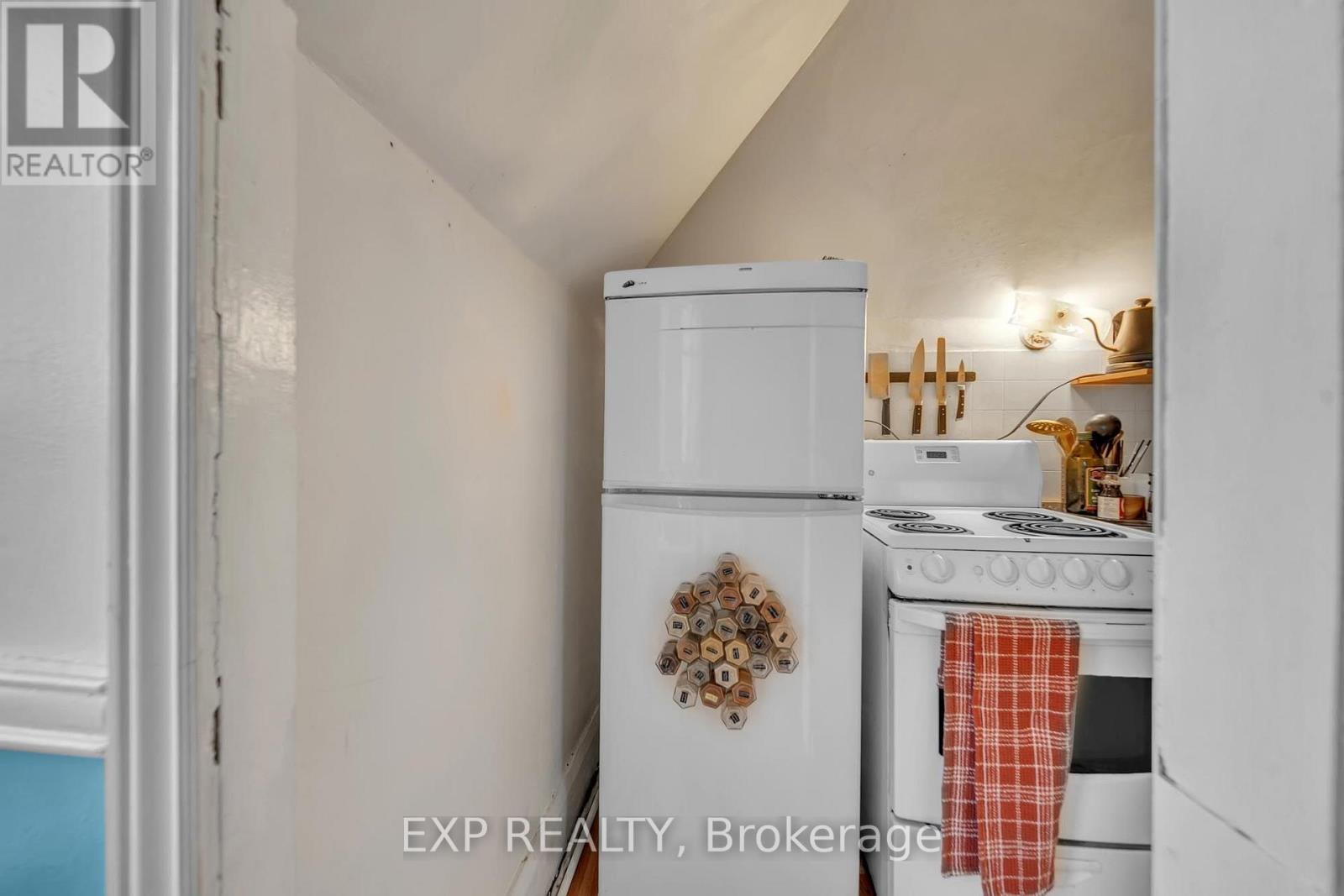 896 Avenue Road Property Photo 12