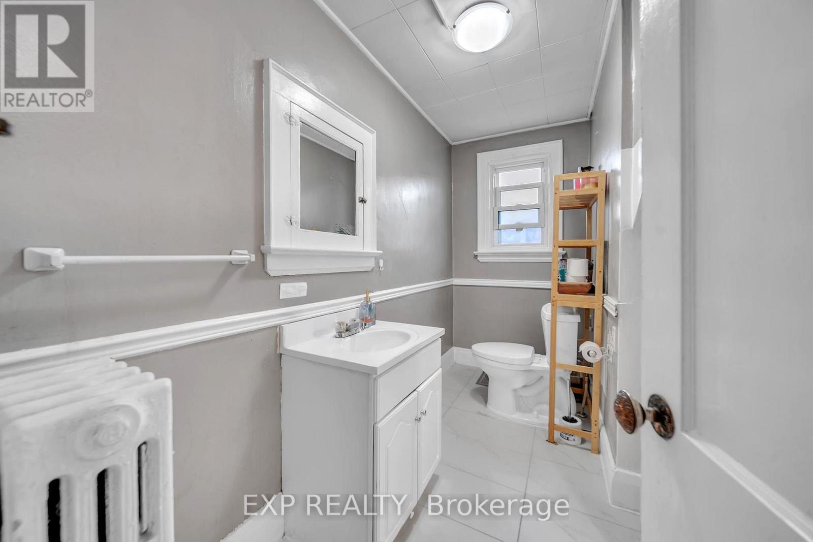 896 Avenue Road Property Photo 14