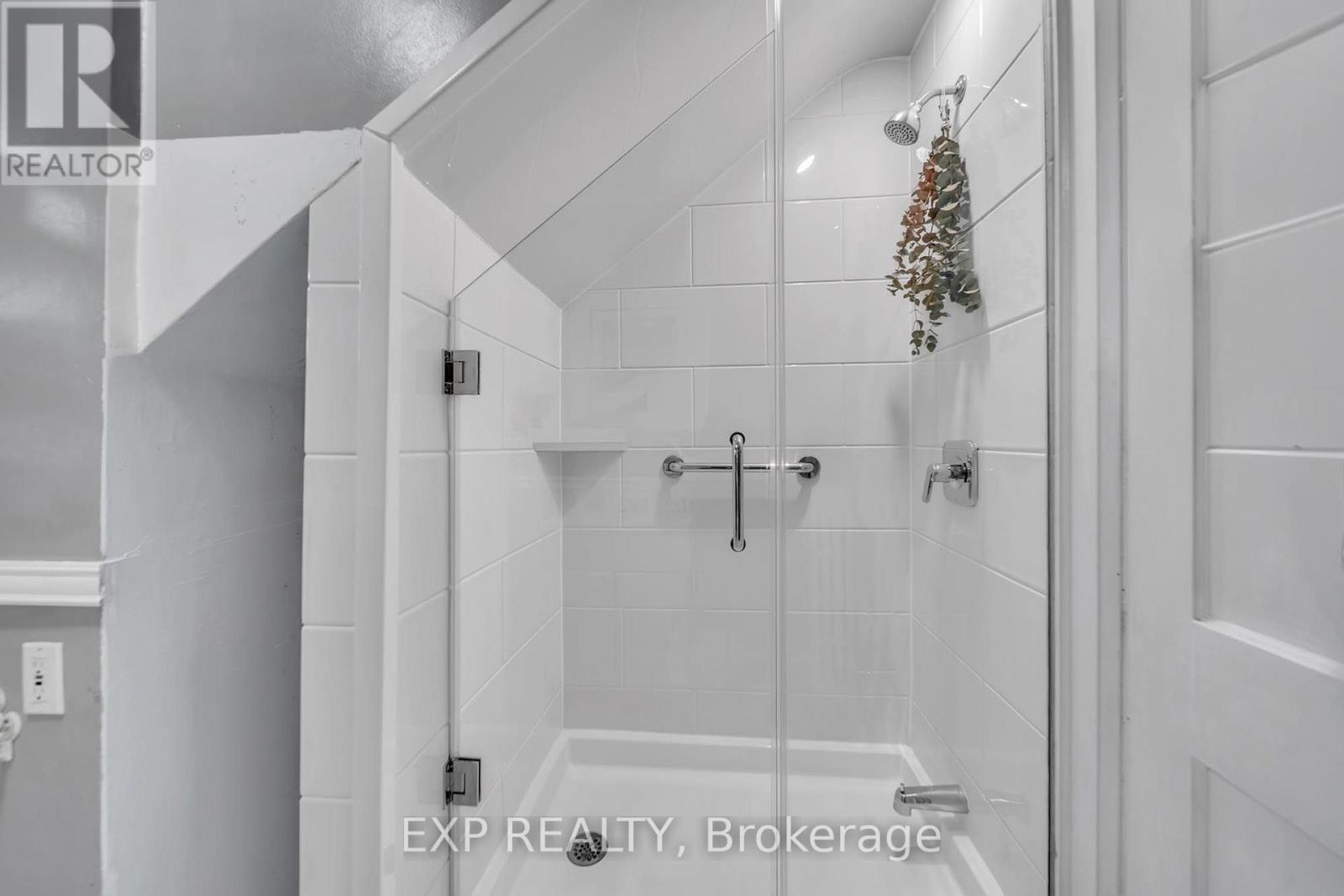 896 Avenue Road Property Photo 16