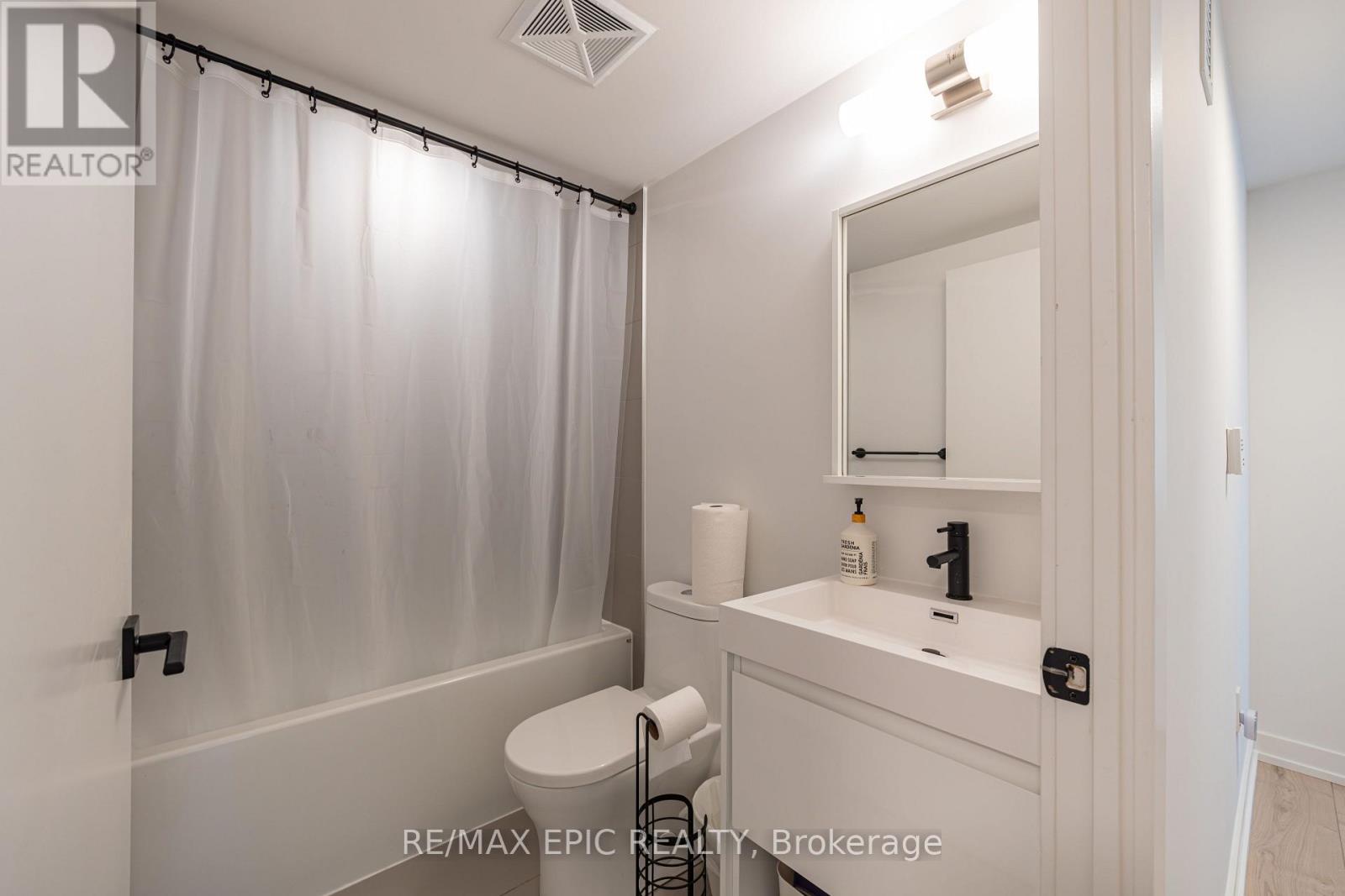 302 - 2 Augusta Avenue Property Photo 9
